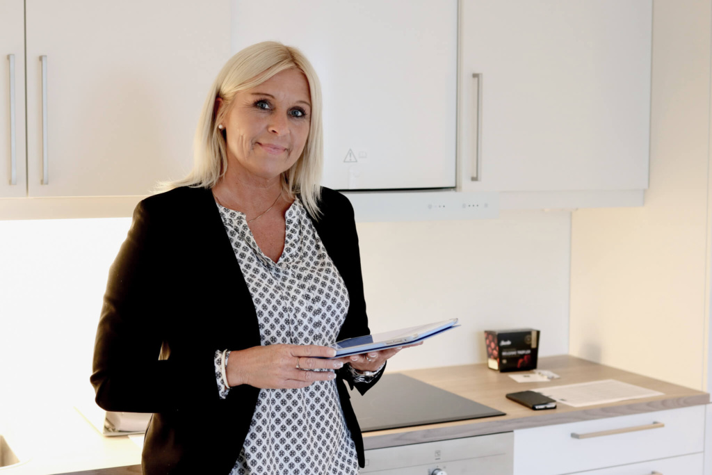 Laila Evenstad med iPaden på kjøkkenet