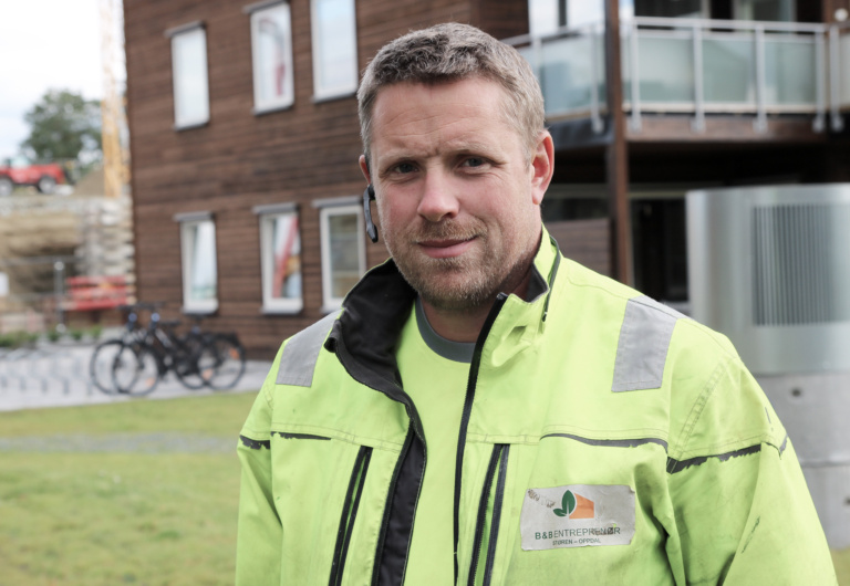 Anleggsleder Jørund Forset hos Børset & Bjerkset Entreprenør i gule arbeidsklær