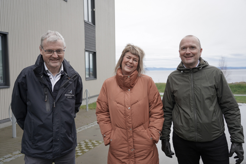 Fra venstre: Daglig leder i Trh Utvikling AS, Rudi Solli Pedersen, kundekoordinator hos Trh Utvikling, Grete Myrvang, og Oddstein Rygg, daglig leder i Hommelvik Sjøside Bolig AS.