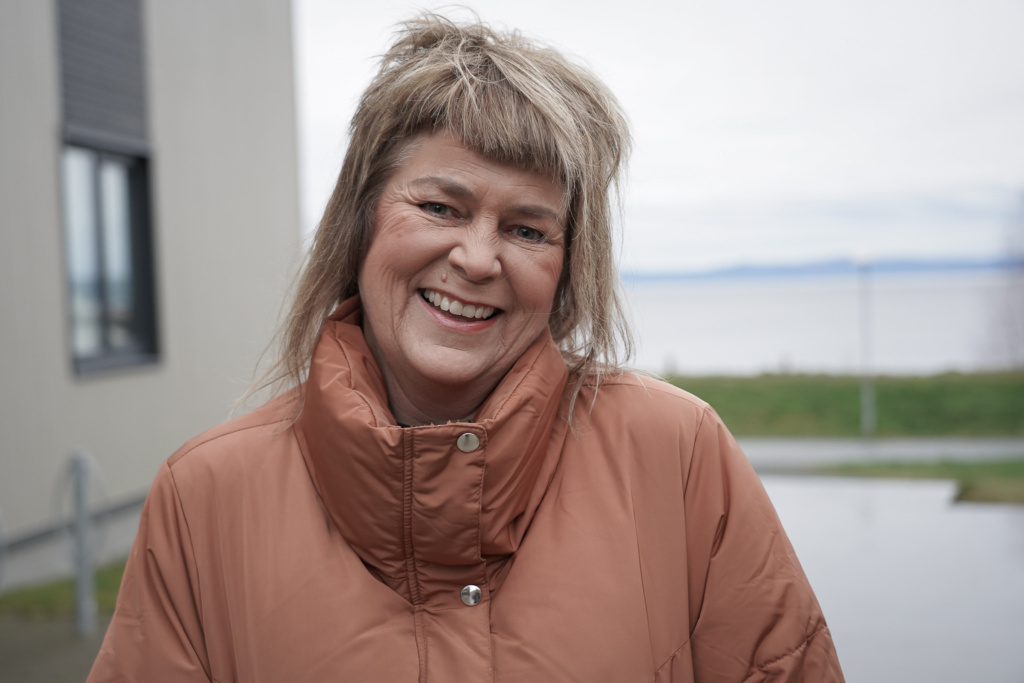 Grete Myrvang ved fjorden på Hommelvik Sjøside