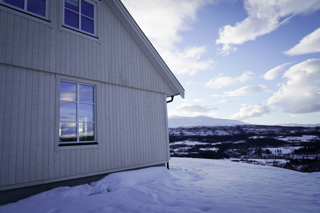 Huset ligger øverst i boligfeltet med utsikt over Meråker og Fonnfjellet.
