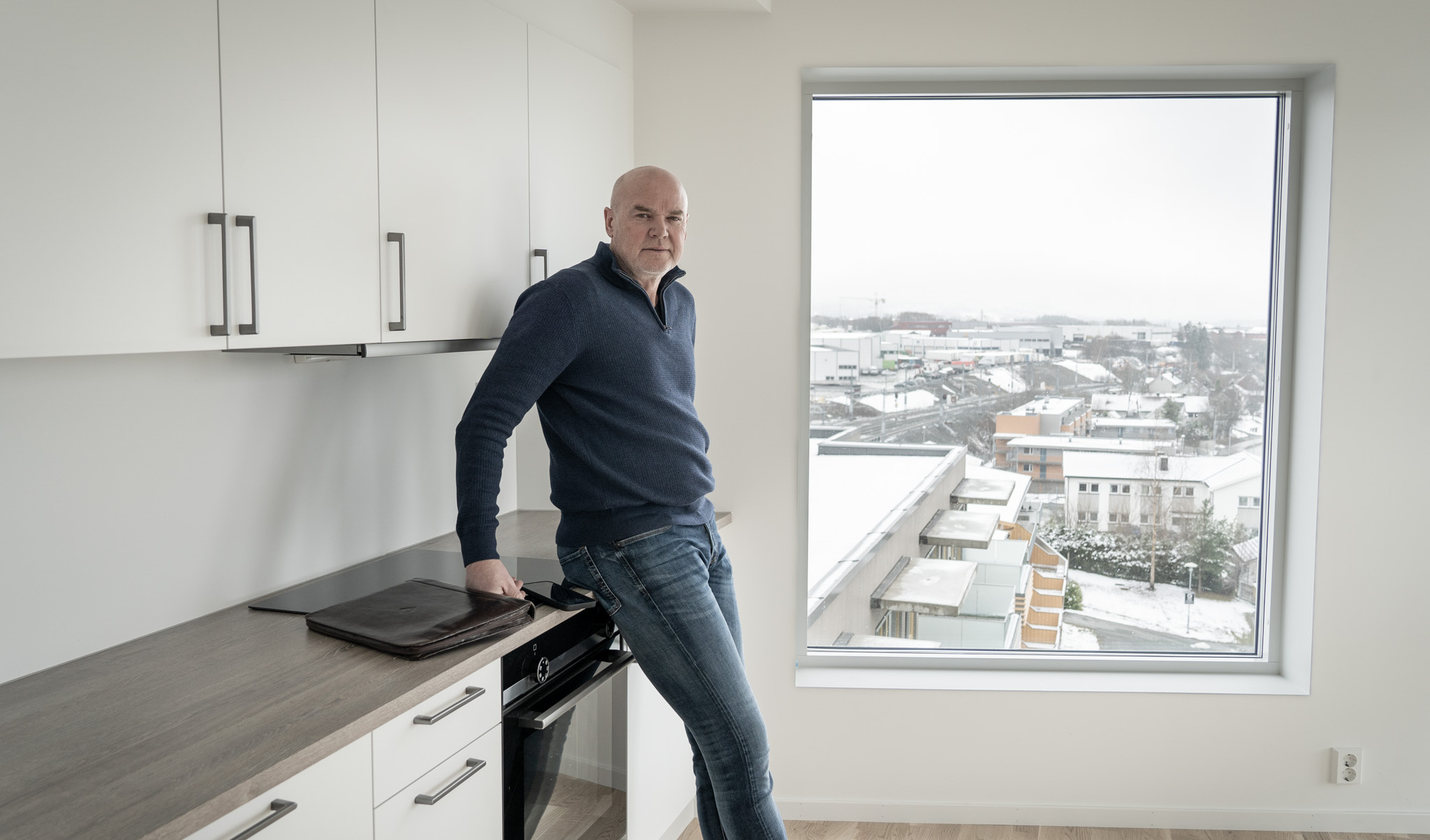 Nils Hjulstad står i en splitter ny toppleilighet i Trondheim